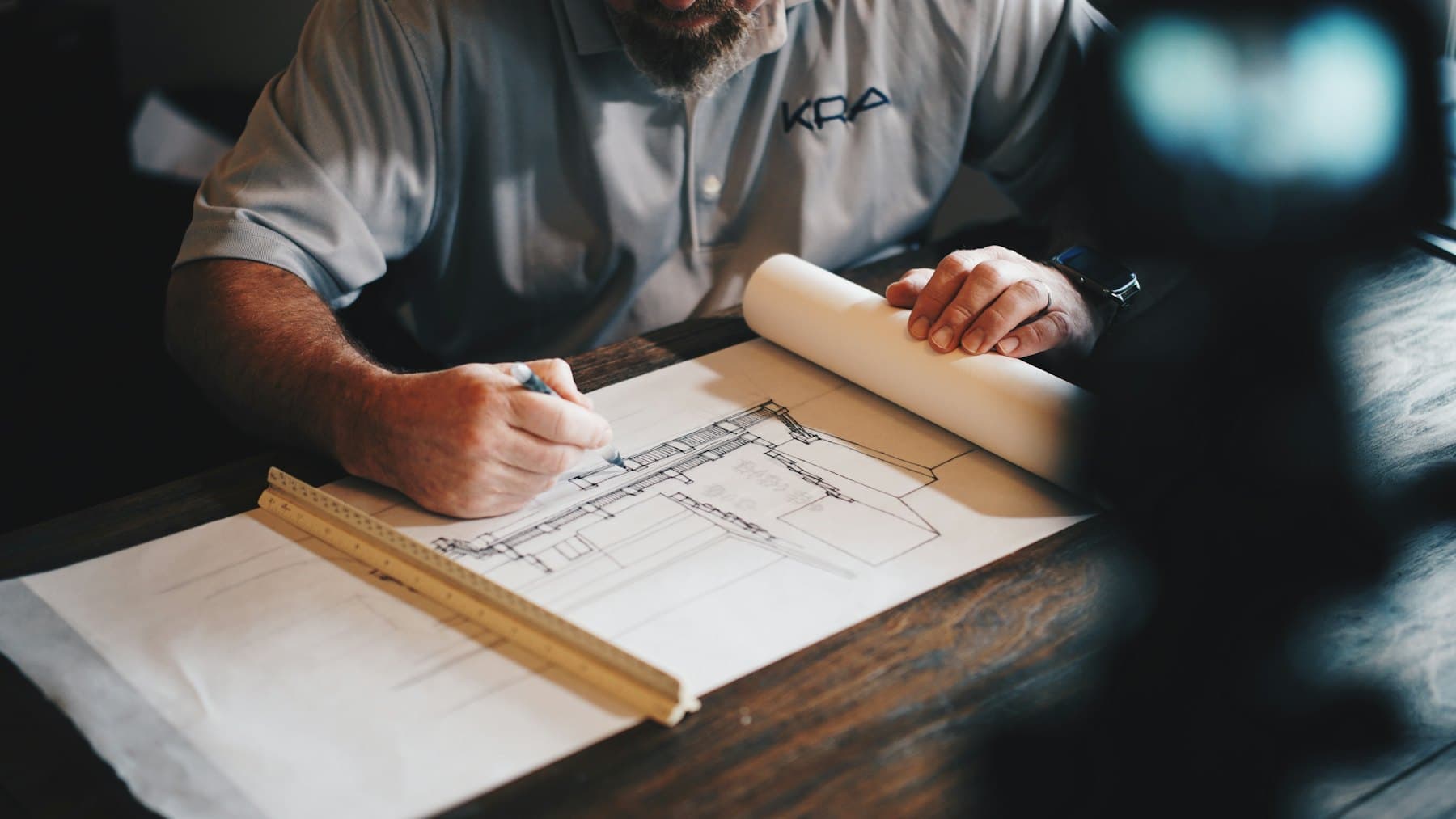 Ilustračná fotografia práce s pôdorysom. Osoba na zábere nie je tím MACEJ Construction